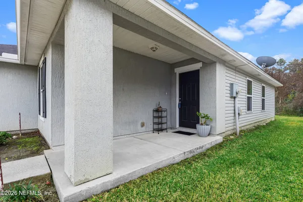 a view of entryway with furniture