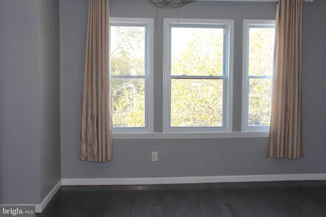 a view of a window in an empty room