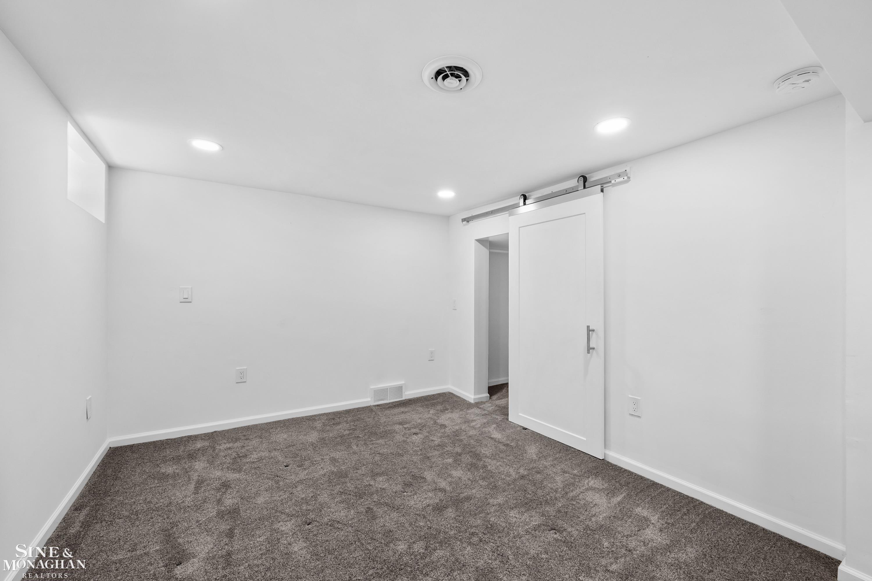 2134 Hawthorne Road Grosse Pointe, MI 48236 - Photo 37 of 49 50187927-3fda114c-96b3-40cd-bc73-00d3459afd70.JPG