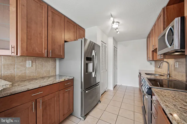 $2,700 | 307 Yoakum Parkway, Unit 1808, Alexandria, VA 22304