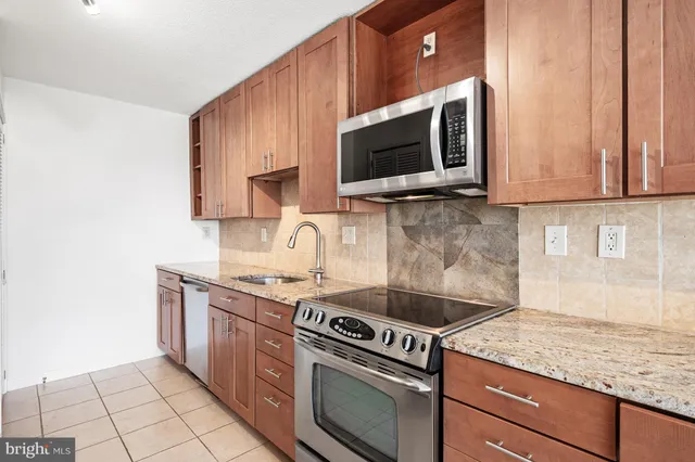 $2,700 | 307 Yoakum Parkway, Unit 1808, Alexandria, VA 22304