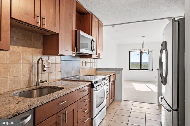 $2,700 | 307 Yoakum Parkway, Unit 1808, Alexandria, VA 22304