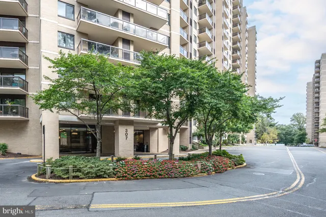 $2,700 | 307 Yoakum Parkway, Unit 1808, Alexandria, VA 22304