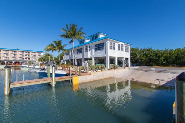 a view of a lake with house