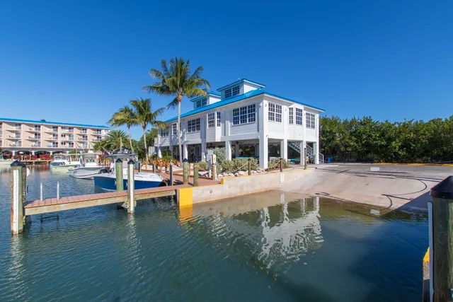 a view of a lake with house