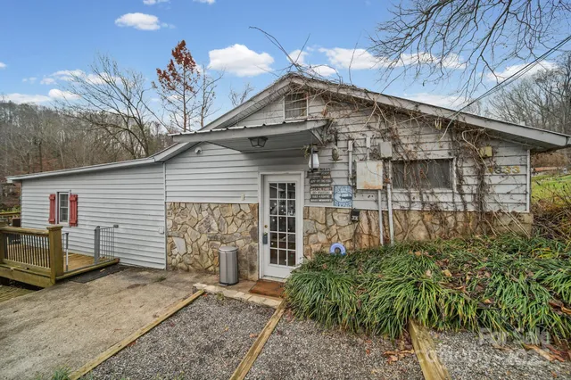 a view of a backyard with sitting area