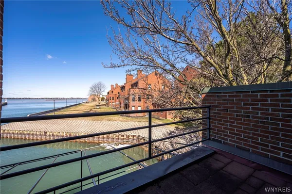 $895,000 | 324 Rivermist Drive, Buffalo, NY 14202