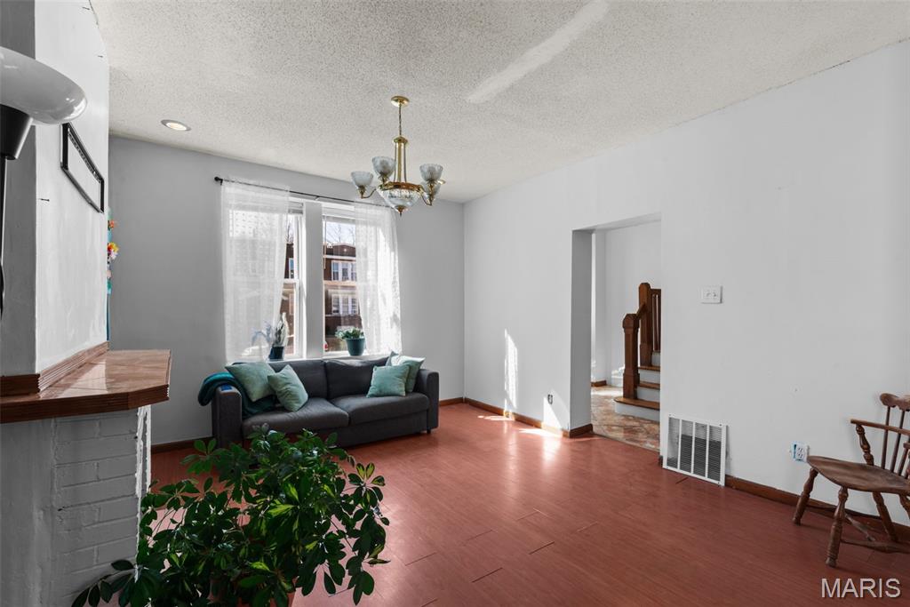 915 Bates Street St. Louis, MO 63111 - Photo 5 of 28