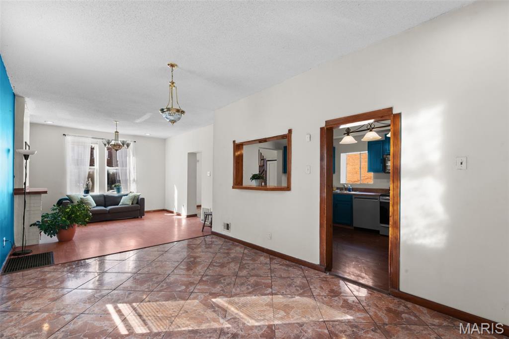 915 Bates Street St. Louis, MO 63111 - Photo 8 of 28