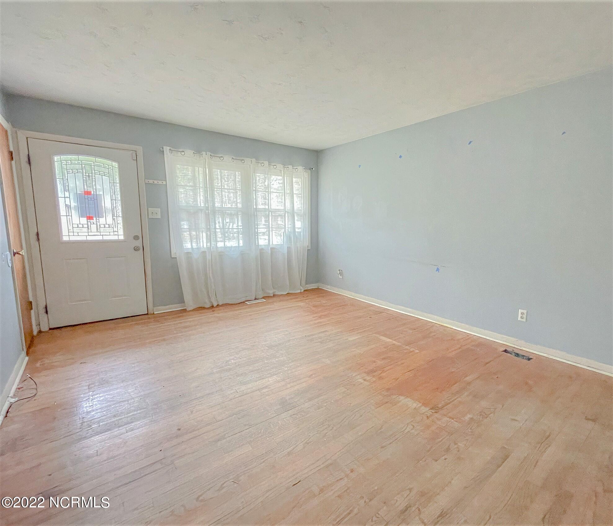 105 Pineview Road Jacksonville, NC 28546 - Photo 4 of 16 Formal Living Room