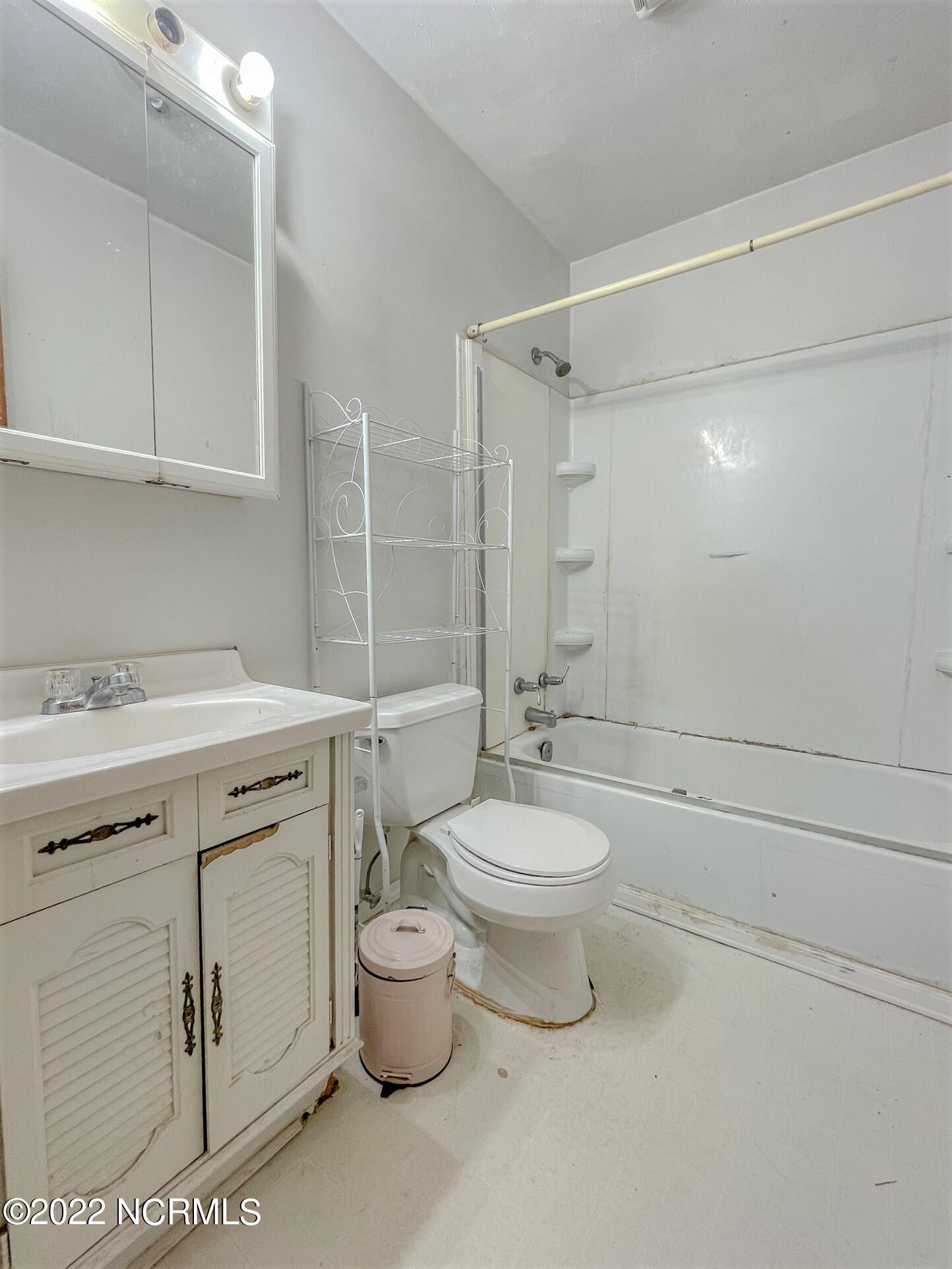 105 Pineview Road Jacksonville, NC 28546 - Photo 8 of 16 HallwayBathroom