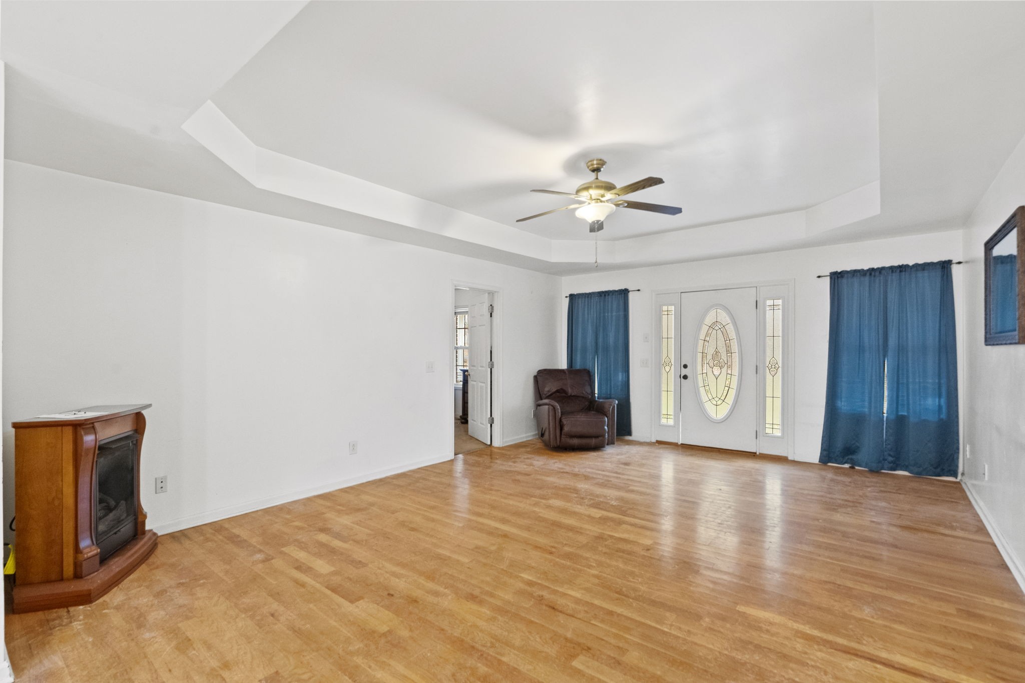 12480 Owens Chapel Road Springfield, TN 37172 - Photo 3 of 36 a view of a livingroom with a computer on the desk and wooden floor