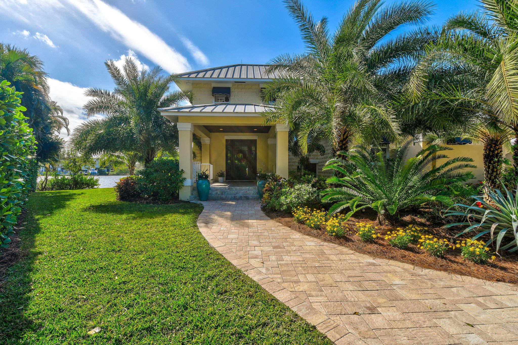 4980 County Line Road Tequesta, FL 33469 - Photo 5 of 56 Lucious landscaping