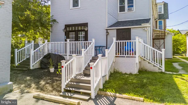 a view of a house with backyard and porch