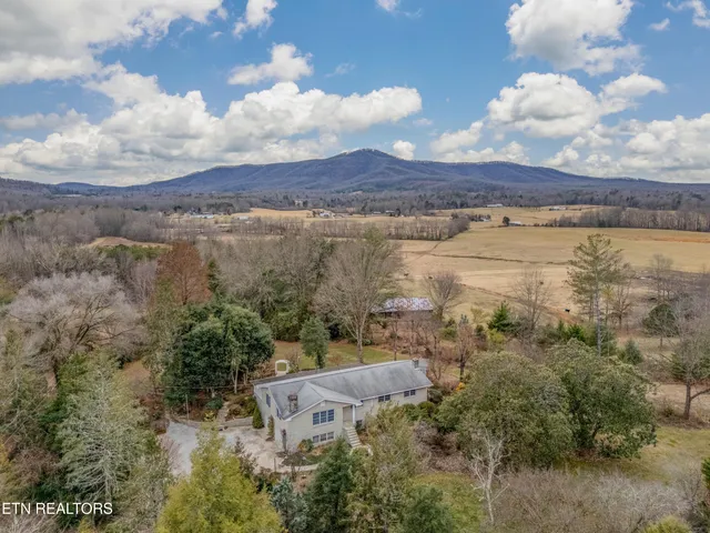 $675,000 | 2992 Knoxville Highway, Wartburg, TN 37887
