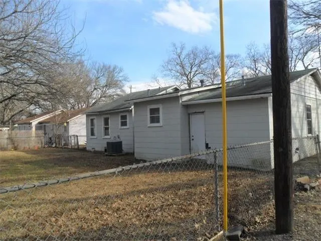 a house view with backyard space