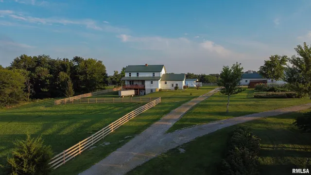 $425,000 | 2528 North 200th Avenue, Barry, IL 62312