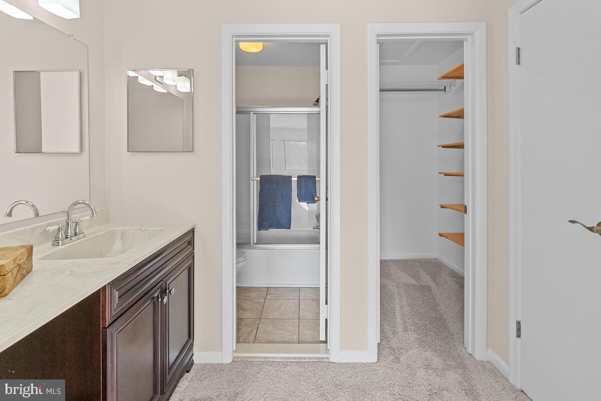 5689 Vantage Point Road Columbia, MD 21044 - Photo 22 of 41 Primary bedroom bathroom, closets