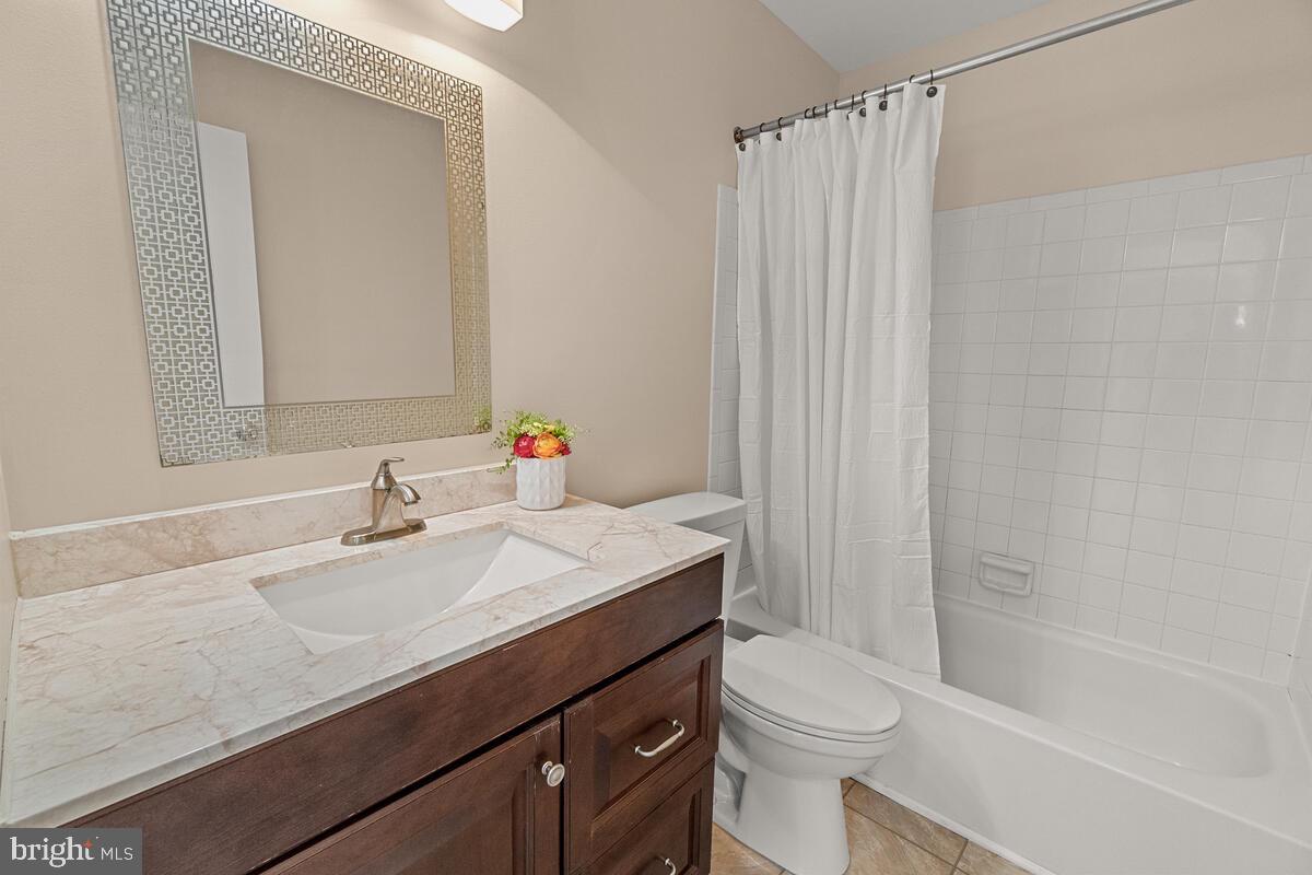 5689 Vantage Point Road Columbia, MD 21044 - Photo 26 of 41 Upper level hallway full bath