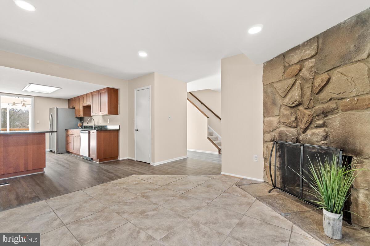 5689 Vantage Point Road Columbia, MD 21044 - Photo 10 of 41 Breakfast room looking into kitchen