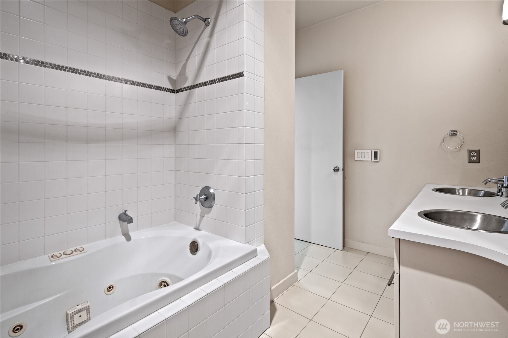 700 East Denny Way, Unit 603 Seattle, WA 98122 - Photo 21 of 37 a bathroom with a tub sink and mirror