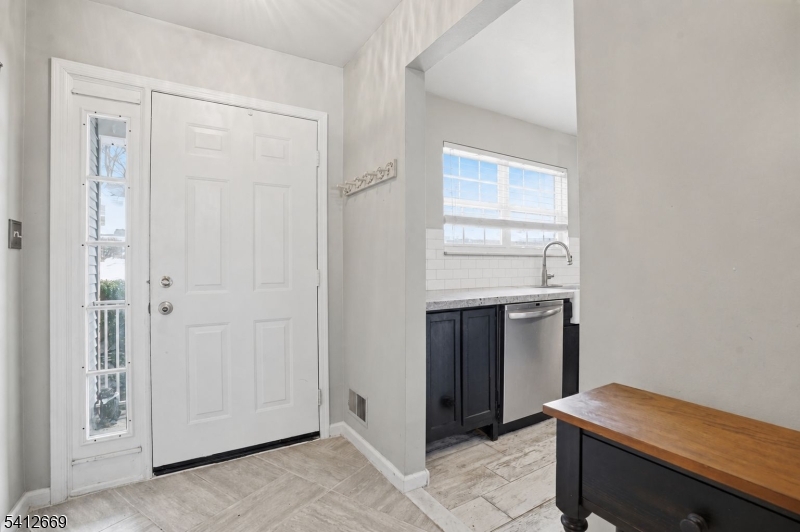 76 Hickory Way Mount Arlington, NJ 07856 - Photo 5 of 27