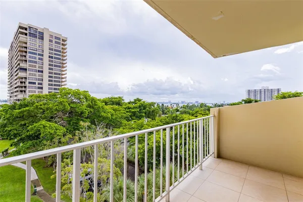 $299,999 | 11111 Biscayne Boulevard, Unit 6B, Miami, FL 33181