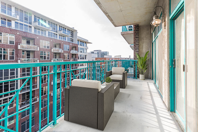 910 West Madison Street, Unit 703 Chicago, IL 60607 - Photo 15 of 23 a balcony with furniture and city view