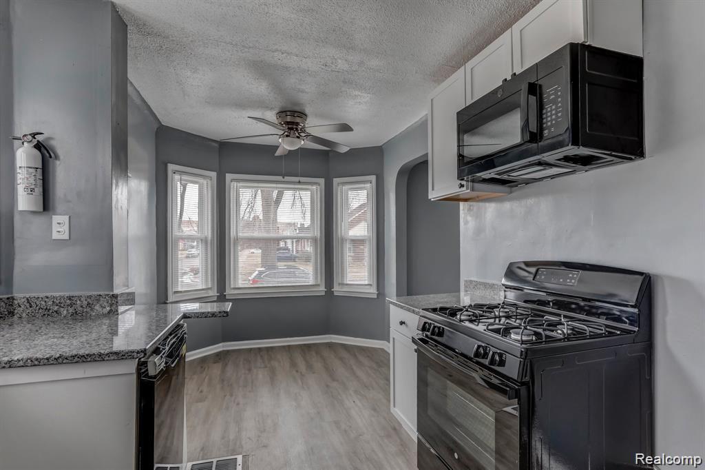 19143 Rolandale Street Grosse Pointe, MI 48236 - Photo 11 of 25 19143 Rolandale St, Grosse Pointe, MI 48236-11.jpg-SMALL
