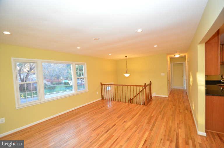 13411 Delaney Road Woodbridge, VA 22193 - Photo 14 of 30 Living Room