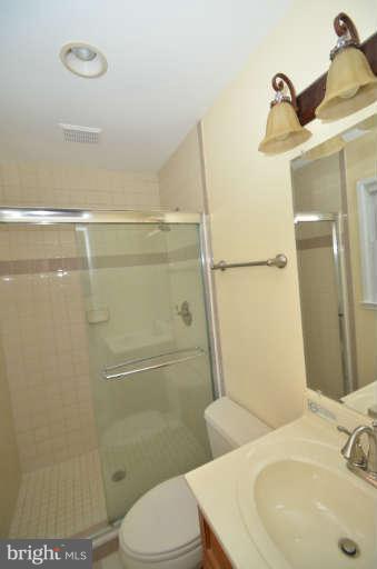 13411 Delaney Road Woodbridge, VA 22193 - Photo 28 of 30 Bath