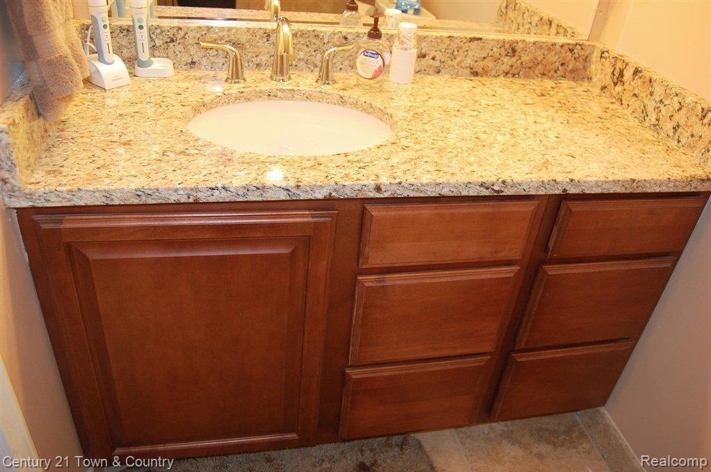 402 Whitney Drive Rochester, MI 48307 - Photo 9 of 25 Master Bath