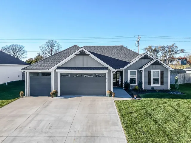 $389,950 | 932 North Cottonwood Terrace, Tonganoxie, KS 66086
