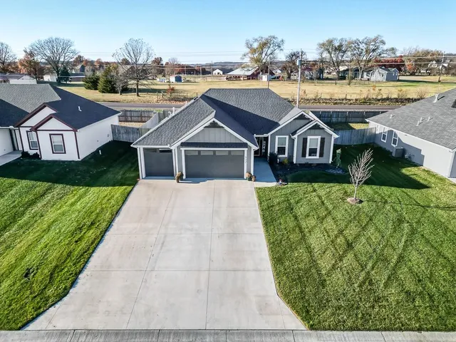 $389,950 | 932 North Cottonwood Terrace, Tonganoxie, KS 66086