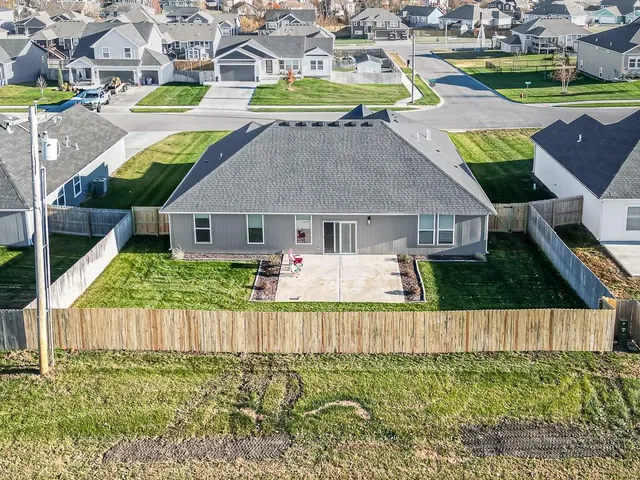 $389,950 | 932 North Cottonwood Terrace, Tonganoxie, KS 66086