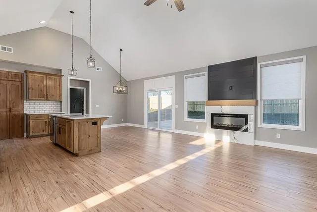 $389,950 | 932 North Cottonwood Terrace, Tonganoxie, KS 66086