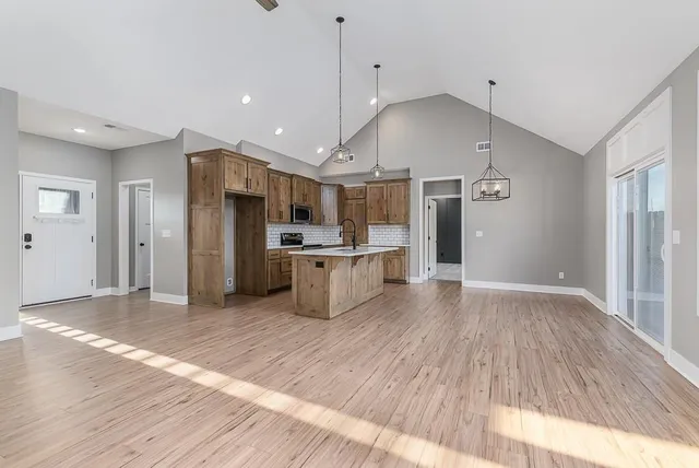 $389,950 | 932 North Cottonwood Terrace, Tonganoxie, KS 66086