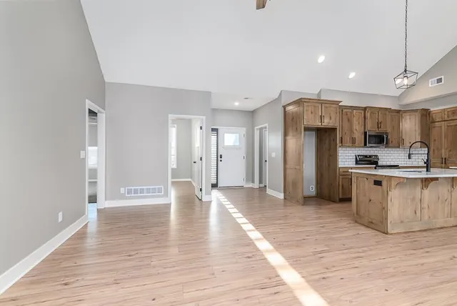 $389,950 | 932 North Cottonwood Terrace, Tonganoxie, KS 66086