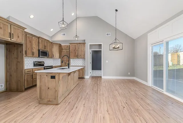 $389,950 | 932 North Cottonwood Terrace, Tonganoxie, KS 66086