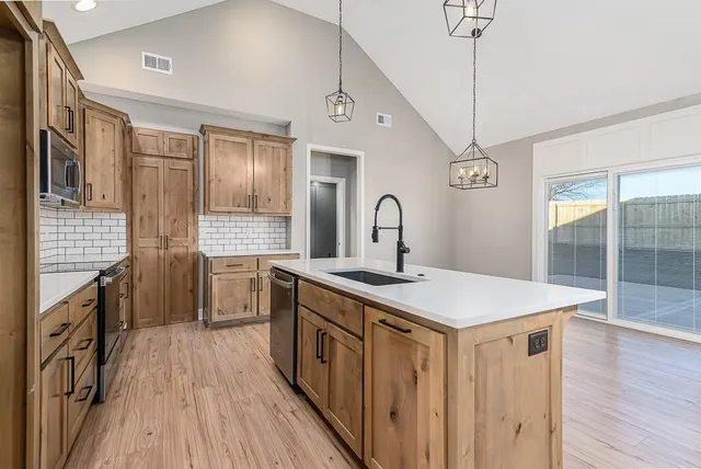 $389,950 | 932 North Cottonwood Terrace, Tonganoxie, KS 66086