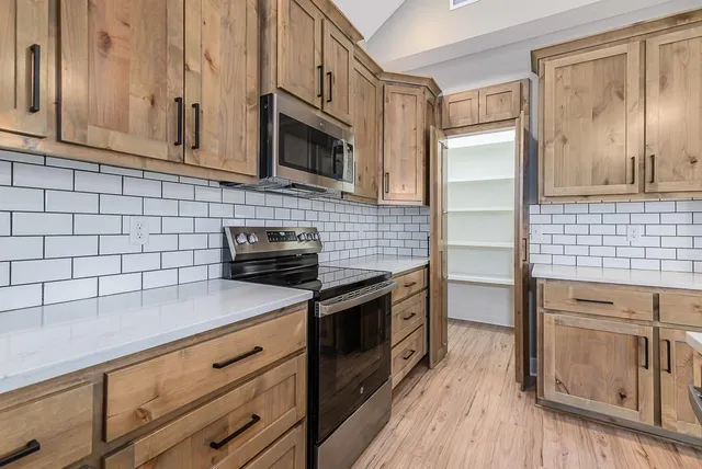 $389,950 | 932 North Cottonwood Terrace, Tonganoxie, KS 66086