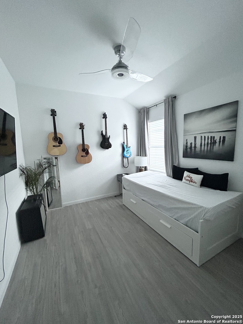 10127 Helios Heights Converse, TX 78109 - Photo 13 of 16 a living room with furniture and a large mirror