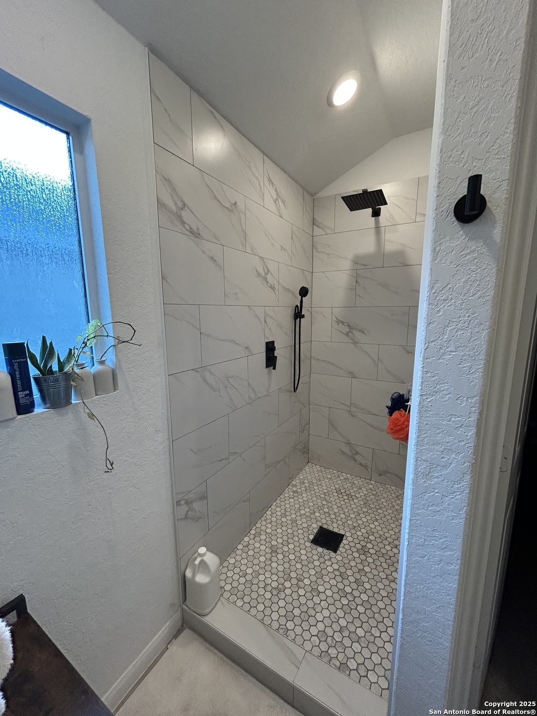 10127 Helios Heights Converse, TX 78109 - Photo 10 of 16 a bathroom with a shower