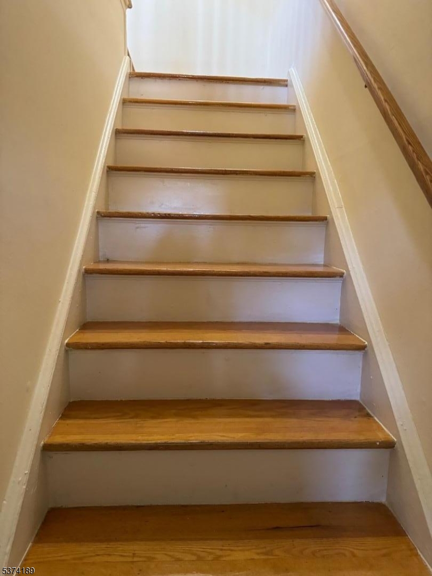 1298 Valley Road, Unit 1 Wayne, NJ 07470 - Photo 3 of 18 a view of entryway