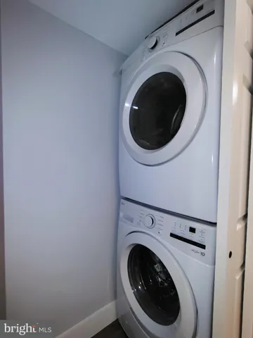 a close up view of a washer and dryer