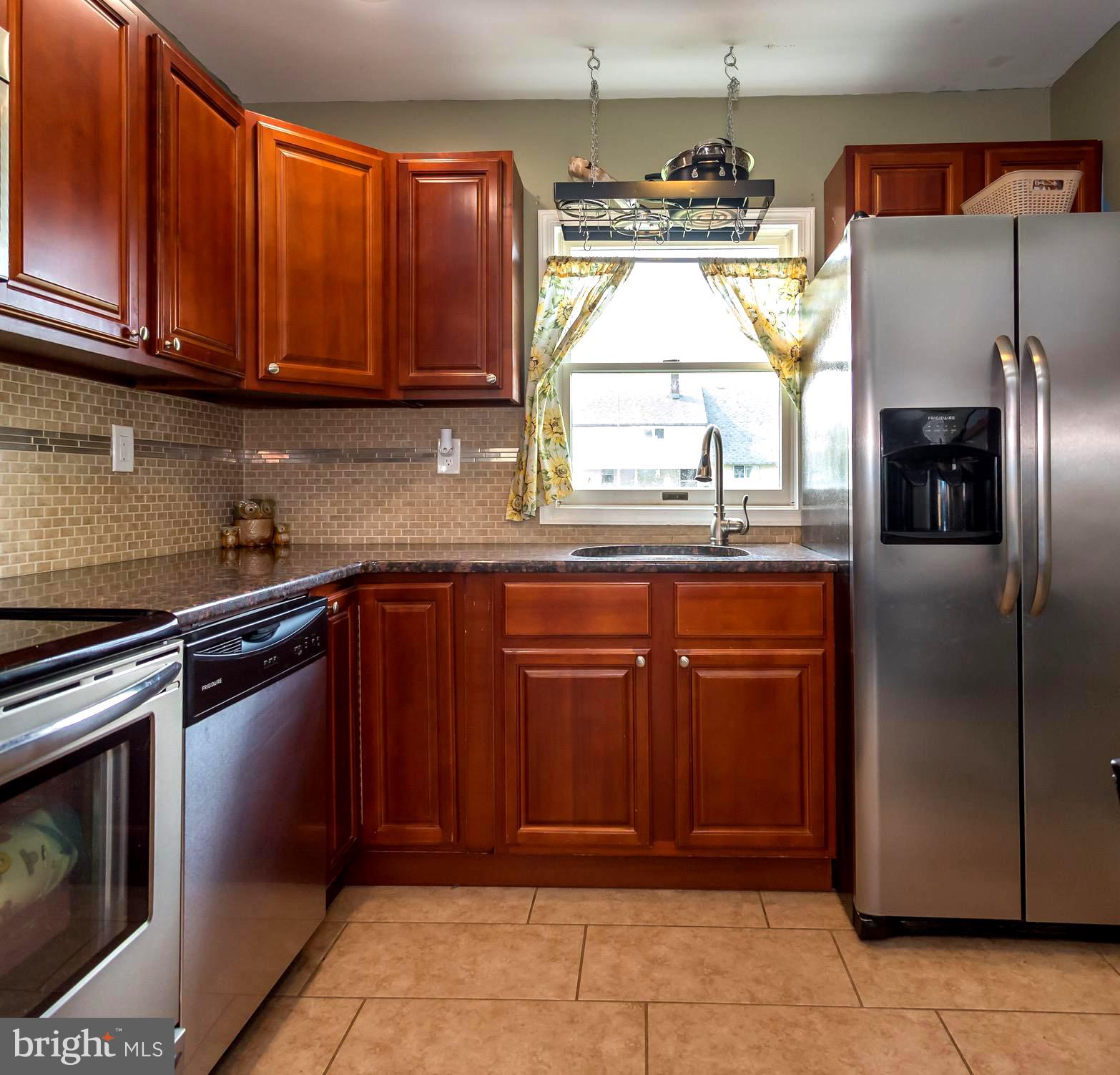 32 Winding Road Levittown, PA 19057 - Photo 5 of 41 Gallery Image 5