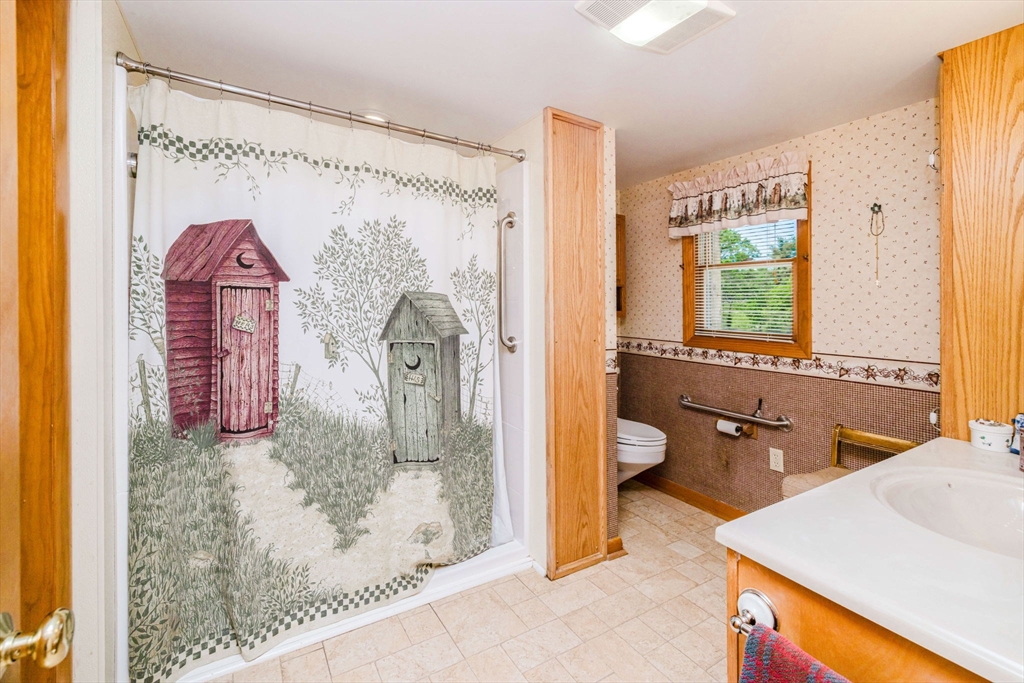 706 Gifford Road Westport, MA 02790 - Photo 13 of 38
