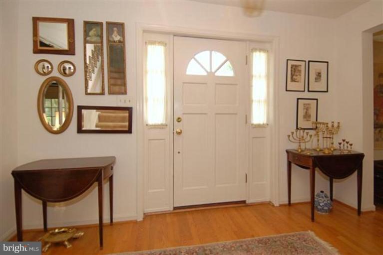8221 Riding Ridge Place McLean, VA 22102 - Photo 2 of 18 Entrance / Foyer
