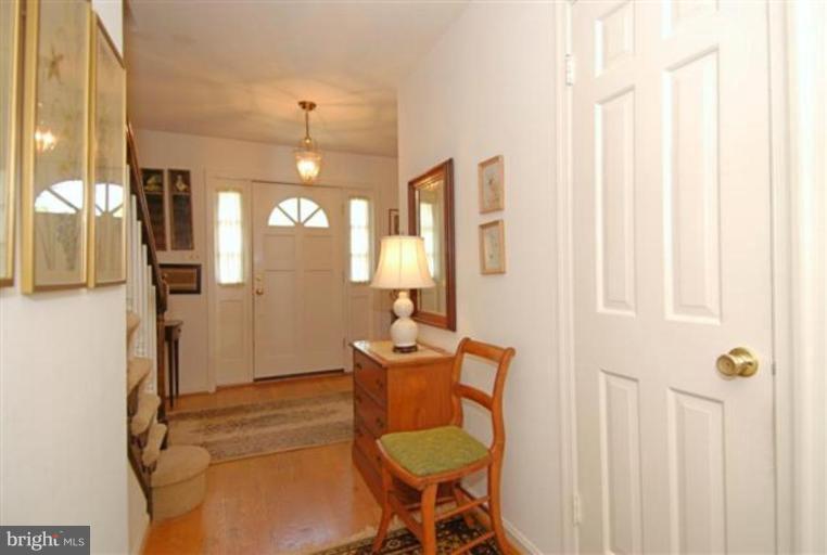 8221 Riding Ridge Place McLean, VA 22102 - Photo 3 of 18 Hallway