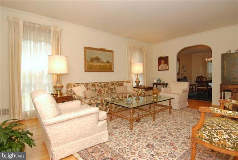 8221 Riding Ridge Place McLean, VA 22102 - Photo 4 of 18 Living Room